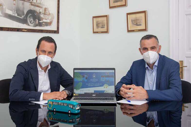 José Juan González, de Canaragua, y el director general de Global, Víctor Quintana, en el momento de la firma/TA.